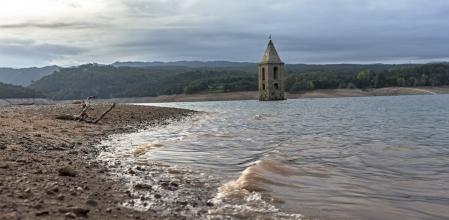 Visible bajada del nivel del agua en el pantano de Sau.