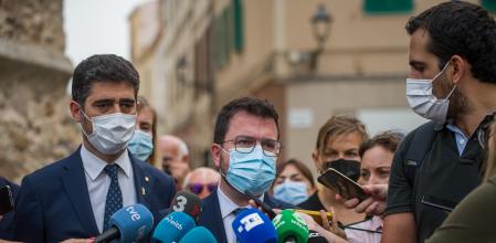 El presidente de la Generalitat, Pere Aragonés, junto al vicepresidente Puigneró, en la ciudad de Alguer