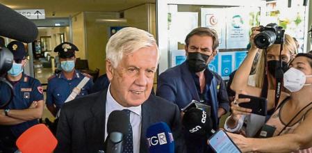 This image grabbed from a video shows the Italian lawyer of exiled former Catalan president Carles Puigdemont, Agostinangelo Marras (L) addressing the media outside the court of appeal of Sassari, Sardinia island, Italy, on September 24, 2021, following a hearing via videolink of Belgium-exiled former Catalan president Carles Puigdemont after being arrested on September 23 in nearby Alghero. - Exiled former Catalan president Carles Puigdemont, who was arrested in Sardinia at Spain's request, will be freed while he challenges his extradition but must stay on the island, his lawyer said on September 24, 2021. (Photo by Gianni BIDDAU / AFP)