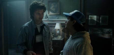 Joe Keery y Gaten Matarazzo en una imagen del nuevo vídeo.