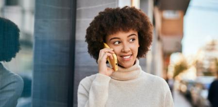 Mujer con jersey de cuello alto.