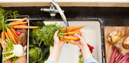 Es importante lavar bien frutas y verduras y, en algunos casos, se recomienda consumirlas peladas.