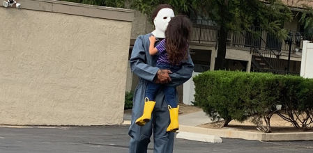 Una niña de 4 años enamorada de Michael Myers corre a sus brazos emocionada