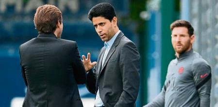 TOPSHOT - PSG's Brazilian sporting director Leonardo (L) speaks with president Nasser Al-Khelaifi as Paris Saint-Germain's Argentinian forward Lionel Messi arrives for a training session at the club's Camp des Loges training ground in Saint-Germain-en-Laye on September 27, 2021. (Photo by FRANCK FIFE / AFP)