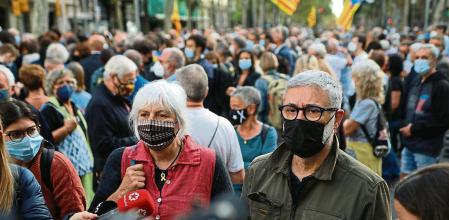 Los diputados de la CUP en el Parlament Dolors Sabater y Carles Riera en una concentración convocada contra la detención del expresidente Carles Puigdemont en l'Alguer (Cerdeña), a 24 de septiembre de 2021, en Barcelona, Catalunya, (España). Convocada por la Assemblea Nacional Catalana (ANC), la protesta tiene como objetivo mostrar su repulsa a la detención de ayer de Puigdemont, quien tenía una orden internacional de búsqueda y captura del Tribunal Supremo (TS) desde que huyó de España en 2017 tras la celebración del referéndum ilegal en Cataluña. El expresident, que viajaba a la isla italiana de Cerdeña desde Waterloo para participar en un acto cuando fue detenido, ha pasado la noche a la espera de ser puesto a disposición judicial. Según su abogado, la detención se produce 