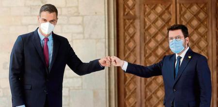 -FOTODELDÍA- GRAFCAT7399. BARCELONA, 15/09/2021.- El presidente de la Generalitat, Pere Aragonès, recibe al presidente del Gobierno, Pedro Sánchez, a su llegada al Palau de la Generalitat en Barcelona para participar en la mesa de diálogo sobre Cataluña. EFE/Quique García