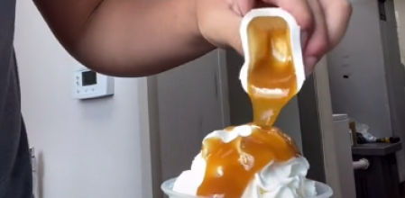 Se venga de un cliente de McDonald's poniéndole salsa agridulce al helado y le echan
