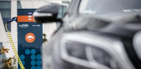 Un coche eléctrico conectado al enchufe de un punto de carga&nbsp;