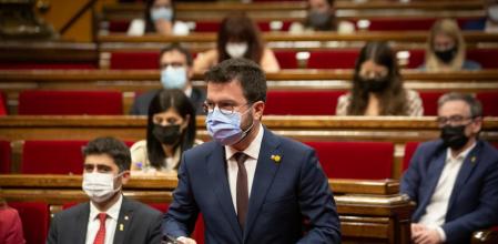 El vicepresidente de la Generalitat, Jordi Puigneró (i) y el president de la Generalitat, Pere Aragonès (d), en un debate de Política General.