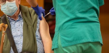 Comienza la administración de la tercera dosis de la vacuna frente al COVID-19 en residencias de mayores de La Rioja