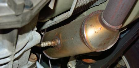 El catalizador es un dispositivo metálico que forma parte del sistema de escape del vehículo