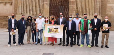 Los organizadores de la 32ª Fira del Torró de Agramunt con el cartel de la edición de este año.