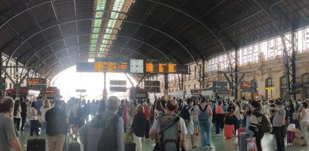 Usuarios de Cercanías ayer en la Estación del Norte