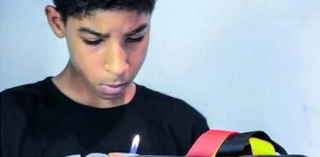 Este adolescente logra sacar a su familia de la pobreza vendiendo chanclas a niños sin zapatos