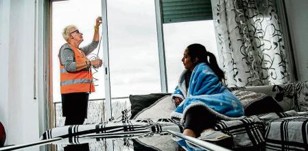 foto XAVIER CERVERA 08/11/2018 Yolanda, en el piso de carmen, en ciutat meridiana, nou barris distrito, barcelona, es una agente energetica del ajuntament de barcelona q visita pisos y ayuda en diferentes aspectos : mejorar gasto electrico, cambiar lamparas, optimizar caldera, sellar bien las puertas para q no entre el frio, etc Los participantes en el segundo Congrés Català de Pobresa Energètica han exigido hoy a la Generalitat que, de una vez, siente en la mesa de negociación a las compañías eléctricas para firmar los convenios en los que se debe determinar quién sufraga las facturas impagadas de la familias que han recurrido a la ley 24/2015 para que no les corten el suministro. La alcaldesa de Barcelona Ada Colau,junto a otros ayuntamientos y la Taula del Tercer Sector Social,ha liderado la reivindicación para que se pacte una condonación de la deuda acumulada por las personas sin recursos. Que deben ser las compañías las que asuman la totalidad de los impagos acumulados.
