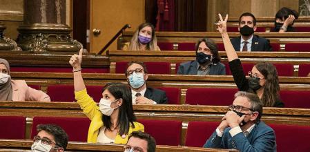 (I-D) El conseller de Territorio y Sostenibilidad, Damià Calvet; la secretaria general adjunta y portavoz de ERC, Marta Vilalta y el presidente de la Generalitat, Pere Aragonès, en un debate de Política General en el Parlament de Catalunya, a 30 de septiembre de 2021, en Barcelona, Cataluña, (España). Durante el pleno, además de abordar distintas cuestiones sobre política general de Cataluña, van a llevar a cabo el procedimiento para designar a la actual vicepresidenta segunda de la Mesa, Eva Granado, como senadora autonómica del PSC. 30 SEPTIEMBRE 2021;DEBATE;SENADORA;POLITICA;PARLAMENT Joan Mateu / Europa Press 30/09/2021