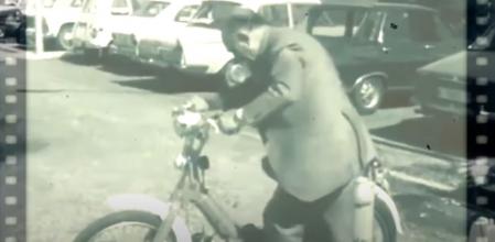 Arturo Estévez Valera con la motocicleta en la que probó su invento