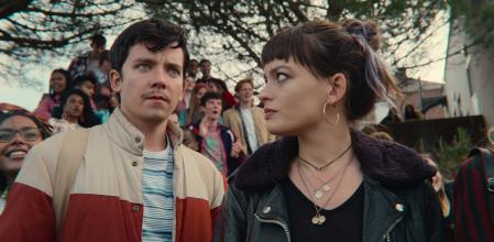 Asa Butterfield y Emma Mackey, espléndidos en la piel de Otis y Maeve.