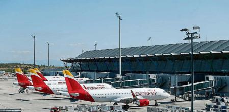 Varios aviones de Iberia en la terminal 4 del Aeropuerto de Madrid-Barajas Adolfo Suárez en el tercer dÃa en el que entra en vigor la orden del Ministerio de Sanidad por la que todas las personas procedentes del extranjero deberán realizar una cuarentena los 14 dÃas siguientes a su llegada. Desde el pasado viernes, los equipos de Sanidad Exterior realizaran controles sanitarios en puertos y aeropuertos. En Madrid (España), a 17 de mayo de 2020. Oscar J. Barroso / Europa Press 17/05/2020