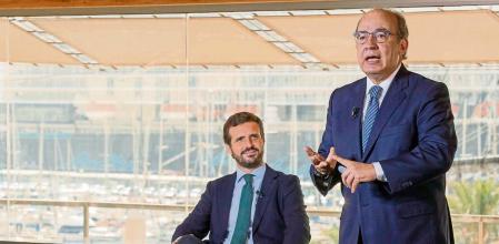 CARTAGENA, 01/10/2021.- El presidente del Partido Popular Pablo Casado (i), y el expresidente de México Felipe Calderón (d), este viernes durante la convención nacional del PP en Cartagena. EFE/Marcial Guillén