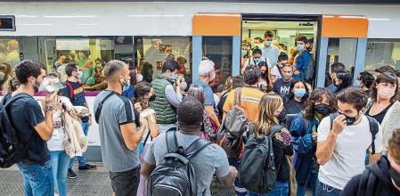 HUELGA DE MAQUINISTAS RENFE. USUARIOS DE RENFE ESPERAN EN LAS ANDANAS DE LA ESTACIÓN DE SANTS ALGÚN TREN QUE LES LLEVE A SU DESTINO. ALGUNOS TRENES SE COLAPSARON DE USUARIOS QUE QUERIAN SUBIR EN ALGUNO DE SUS VAGONES.