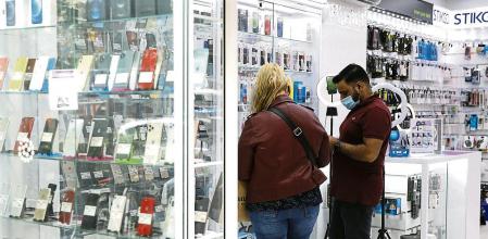 01 - 10 - 2021 / Barcelona / Reportaje sobre repartidores y tiendas electrónica / para previa black friday / foto: Llibert Teixidó