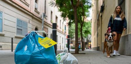 RINCONES DE BARCELONA CON SUCIEDAD. BOLSAS DE BASURA EN CARRER DEL LLENGUADOC DEL BARRIO DE SAT ANDREU CON PEGATINA DE AVISO POR INCIVISMO DE SACARLAS BASURA, FUERA DE SU HORARIO. LAS CONSECUENCIAS DE LA PRUEBA QUE REALIZA EL AYUNTAMIENTO DE BARCELONA “ PORTA A PORTA “ CON HORARIOS PARA SACAR LA BASURA A LA CALLE
