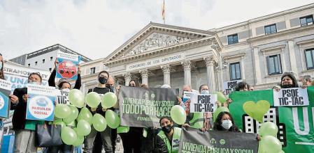Protesta durante la presentación de la ‘Ley de garantía del derecho a la vivienda digna y adecuada’, en la Plaza de las Cortes, a 30 de septiembre de 2021, en Madrid (España). Unidas Podemos y otros socios habituales del Ejecutivo, como ERC, EH-Bildu, Más País, Compromís y Nueva Canarias comparecen ante los medios el día en que registran en el Congreso la ‘Ley de garantía del derecho a la vivienda digna y adecuada’. Esta nueva Ley de Vivienda regula el precio de los alquileres y ha sido impulsada por CCOO, UGT, el Sindicato de Inquilinos y la Plataforma de Afectados por la Hipoteca. 30 SEPTIEMBRE 2021;UNIDAS PODEMOS;SOCIOS DE GOBIERNO;CCOO;SINDICATOS;LEY DE VIVIENDA Eduardo Parra / Europa Press 30/09/2021