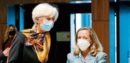 Luxembourg (Luxembourg), 04/10/2021.- President of the European Central Bank Christine Lagarde (L) speaks with Spanish Economy Minister Nadia Calvino (R) at the start of the Eurogroup meeting in Luxembourg, 04 October 2021. Finance Ministers will discuss on Macro-economic developments in the euro area, including inflation and energy prices as well as the Implementation of euro area priorities in the Recovery and Resilience Plans in response to Covid-19. (Lanzamiento de disco, Luxemburgo, Luxemburgo) EFE/EPA/JULIEN WARNAND