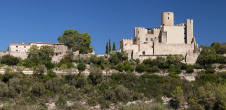 Castillo de Castellet frente a las aguas del río Foix