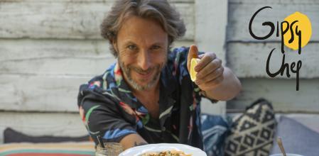 Unos berberechos en lata pueden convertirse en un plato tan sabroso como original. Lo demuestra Gipsy Chef con la receta de esta semana, que consiste en unos berberechos en lata servidos sobre unas lonchas de melón cantaloupe. Seguro que nunca los habías aliñado así. ¿Te atreves?