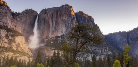 La cascada de Yosemite es una de las grandes atracciones del parque nacional californiano. Esta catarata escalonada tiene una caída de 739 metros y fluye generalmente de noviembre a julio