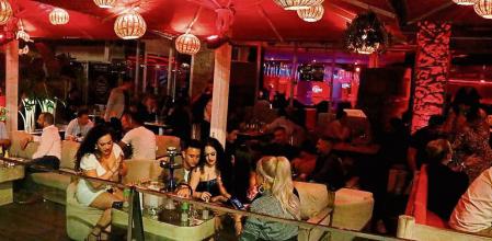 Pla general de la terrassa de Pacha, al front marítim de Barcelona. Imatge del 23/9/2021 (horitzontal)