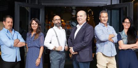 Resines, entre sus dos socios en Carmela SL, Paco Baró y Jorge Martínez, con quienes se ha aventurado a participar en MOBS, esto es, Verónica Torras y Andrés y Raquel H. Schafhauser.