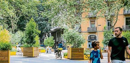 foto XAVIER CERVERA 02/09/2021 L'Ajuntament de Barcelona presenta un estudi de com les superilles afecten a la salut de la gent Foto de la superilla del barri de Sant Antoni amb gent en els espais de vianants (sant antoni)