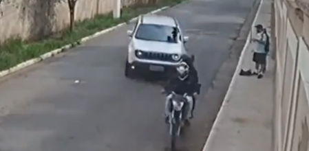 Un conductor usa su coche en marcha para salvar a dos personas de un atraco