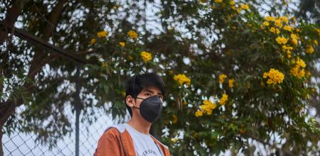On 2 June 2021, Andre [NAME CHANGED], 14, stands in the grounds of a repurposed sports stadium in Carabayllo, a district in the north of Lima, Peru, while he waits for the time of his scheduled appointment to be seen at the Community Mental Health Centre that now occupies a building there.

At age 14, Andre [NAME CHANGED] considers himself open-minded and able to adapt to new circumstances. About two years ago, however, his mother, Roxana, received a distressed phone call from Andre’s school.

“He was under a desk, crying, and saying that he didn’t want to keep living,” Roxana said.

Roxana knew her son needed help. But she and Andre live in the northern outskirts of Lima, where they share a small room in an aunt’s house. The hospitals and private clinics were too far away – or too expensive. However, a visit to a local health centre provided them with public health insurance and a referral to the Community Mental Health Centre in Carabayllo, a 10-minute bus ride from their home.

The Community Mental Health Centre is housed in a repurposed municipal stadium and staffed by a multidisciplinary team that includes psychiatrists, psychologists, nurses, a social worker and pharmacy staff. The centre provides services aimed at preventing mental health conditions and specialized care for people with moderate to severe mental health conditions, including children and adolescents.

At the community centre, the professionals diagnosed Andre with anxiety and depression, linked in part, to his parents’ separation. He was prescribed an antidepressant and referred to a psychologist, psychiatrist and social worker for therapy.

“We made an integrated plan to help him understand and manage what he’s going through,” psychologist Yesica Chambilla said. “We provided him with tools to make his own changes.”

The mental health centre also provided guidance to Roxana, who plays an active role in her son’s care.

The integrated plan to respond to Andre’s ment