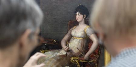 Riehen (Switzerland), 07/10/2021.- Visitors look at the painting