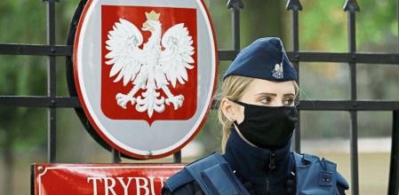 A police officer stands outside Poland's Constitutional Tribunal building, as people attend a demonstration during a session of the tribunal, ruling on whether several articles of EU Treaties comply with the Polish Constitution, in Warsaw, Poland September 22, 2021. REUTERS/Kacper Pempel