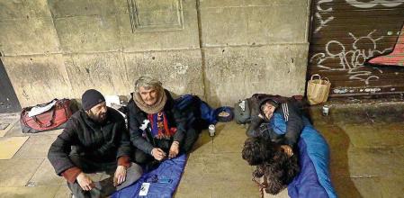 foto XAVIER CERVERA 27/11/2020 Recompte de persones sense sostre a una zona de ciutat vella : plaça reial, carrer ferran,.. Censo q organiza la fundacio Arrels dos veces al año por el municipio de Barcelona, durante segunda oleada de pandemia por coronavirus (indigentes, sin techo, vagabundos,..sin mascarilla, por el precio ,se quejan) voluntarios y miembros de Arrels (sede en Raval) pareja de amigos, polocos los otros tres, de hungria, chequia (Eric, con gorra vintage del fcBarcelona),...