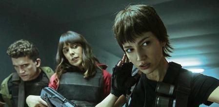 LA CASA DE PAPEL (L to R) JAIME LORENTE as DENVER, BELÉN CUESTA as MANILA, ÚRSULA CORBERÓ as TOKIO in episode 04 of LA CASA DE PAPEL. Cr. TAMARA ARRANZ/NETFLIX © 2020