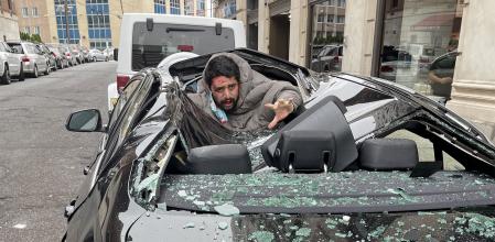 Un hombre cae desde un noveno piso, impacta contra un coche y vive para contarlo