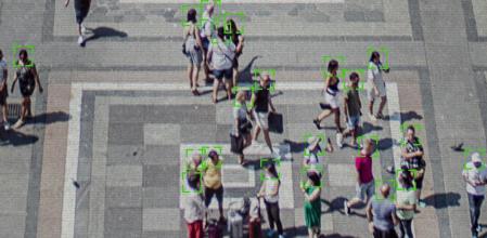 El concepto de sistema de reconocimiento facial en uso en Milán, Italia.