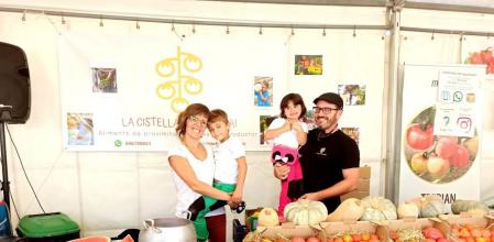 Ana Coll, Oriol Pujol y sus hijos en su tienda de Montgai.