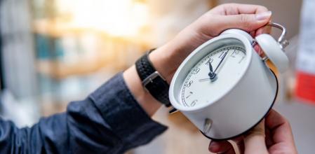 Se ganará una hora más de sueño, aunque esto puede producir más cansancio