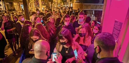 JOVENES HACEN COLAS PARA ACCEDER A LAS DISCOTECAS DE LA CALLE TUSSET Y ALREDEDORES LA PRIMERA NOCHE DE REAPERTURA DEL OCIO NOCTURNO TRAS LAS RESTRICCIONES DE LA COVID CON LA OBLIGACIÓN DE ENSEÑAR EN LA ENTRADA EL CERTIFICADO VACUNAL O UN TEST O PCR DE ANTIGENOS NEGATIVA