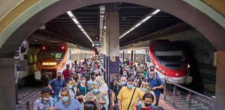 HUELGA DE MAQUINISTAS RENFE. USUARIOS DE TREN RENFE CON DESTINO SANT VICENÇS DE CALDERS FINALIZÓ SU TRAYECTO EN SANT ANDREU ARENAL LO QUE MOTIVO QUE LA GENTE TUVIERA DE BUSCAR ALTERNATIVAS PARA LLEGAR A SU DESTINO