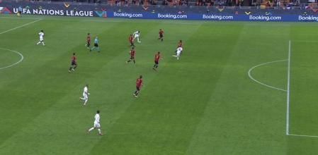 El momento del pase de Theo Hernández a Mbappé en el gol de la victoria de Francia.