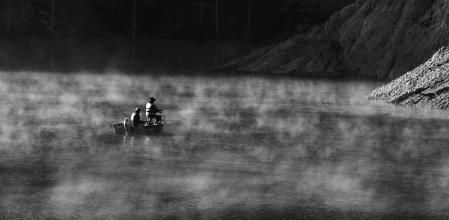 Los pescadores entre las brumas en el embalse de La Baells.