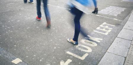 ¿Por qué los ingleses conducen por el lado izquierdo de la carretera?